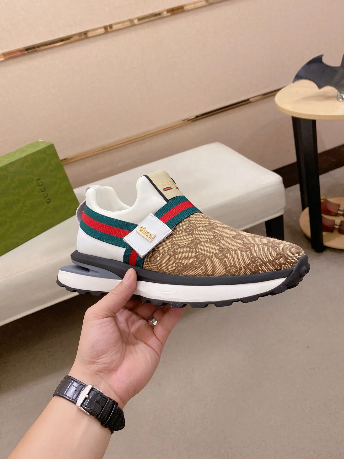 Factory price: 462💰 (GUCCI) The latest 🎁🎁casual and fashionable men's shoes👟 from the official website, hot style 💥 style is simple and elegant, exclusive for trendy men. Unique latest brand elements from the official website 👑original decoration, fashionable and generous, original fabric ✅breathable stretch cloth lining, official website designated wear-resistant casual outsole, classic model taken at the counter in kind🎬38-44 (45 is not returnable and non-refundable)